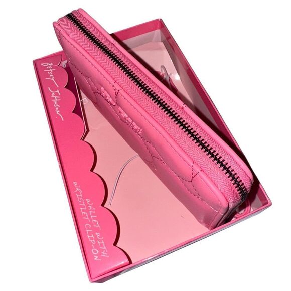 Betsey Johnson Pink Faux Leather Heart Quilted Boxed Z/A Wallet Wristlet Clutch - Picture 7 of 10